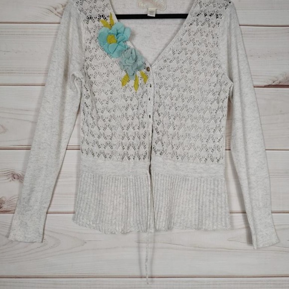 Nick and Nora size Large sweater Woman’s white crocheted with decorative flower. - Picture 2 of 8